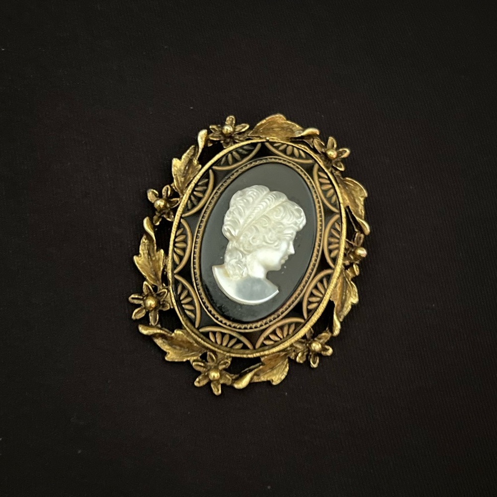 Vintage Cameo Brooch/Pendant